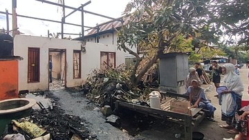 Kakek 70 Tahun Tertimpa Plafon Saat Tidur di Tengah Kebakaran