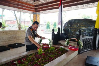 Kapolri-Ziarah-ke-Makam-Bung-Karno-Menyerap-Semangat-Kepemimpinan