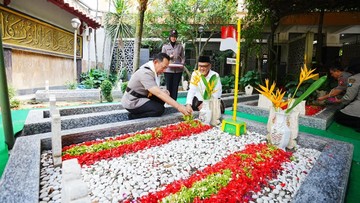 Kapolri Ziarah ke Makam Gus Dur Sambut Hari Bhayangkara