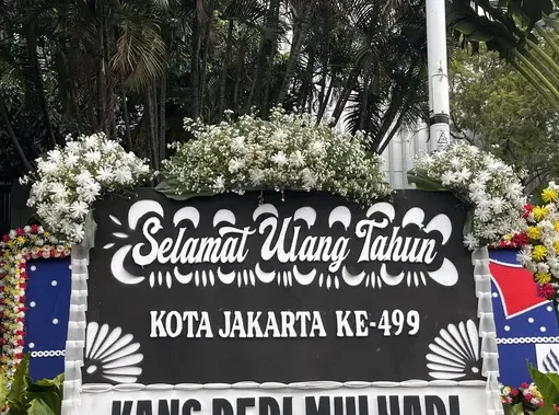 Karangan Bunga Hitam-Putih Dedi Mulyadi Menarik Perhatian di HUT Jakarta