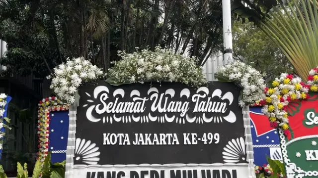 Karangan-Bunga-Hitam-Putih-Dedi-Mulyadi-Menarik-Perhatian-di-HUT-Jakarta