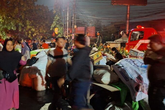 Kebakaran Pasar Jiung Masih Merebak, Warga Nyelonong ke Api Demi Selamatkan Barang