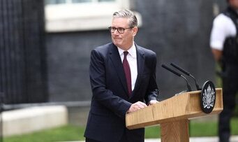 Keir Starmer: Dari Pengacara HAM ke Pemimpin Inggris di Tengah Krisis