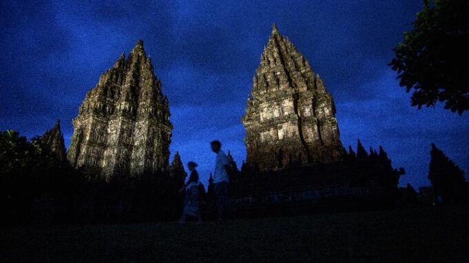 Kembang Api Pre-Wedding di Luar Kompleks Candi Prambanan