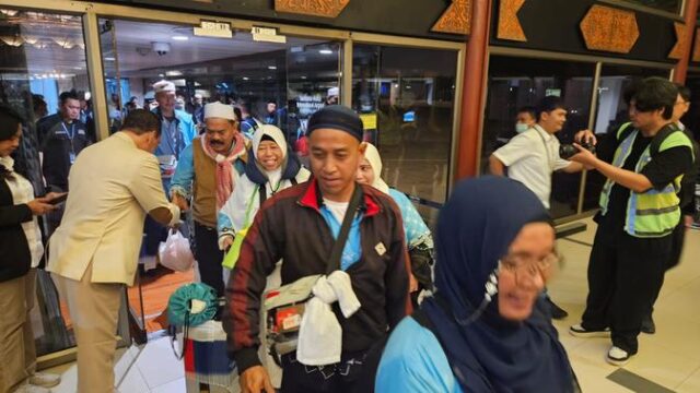 Kloter-Pertama-Jemaah-Haji-Tiba-di-Tanah-Air-dengan-Penuh-Syukur
