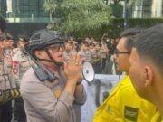 Mahasiswa Dihalangi Menuju Bundaran HI, Aksi Berujung Dorong-Dorongan