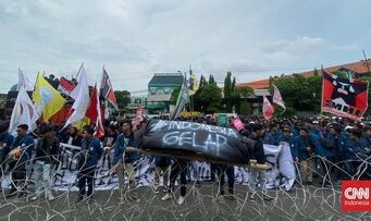 Mahasiswa Surabaya Gelar Aksi Massa Tuntut Reformasi Sistemik