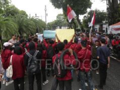 Mahasiswa UBK Aksi di Istana, Tuntut Tata Ulang Negara