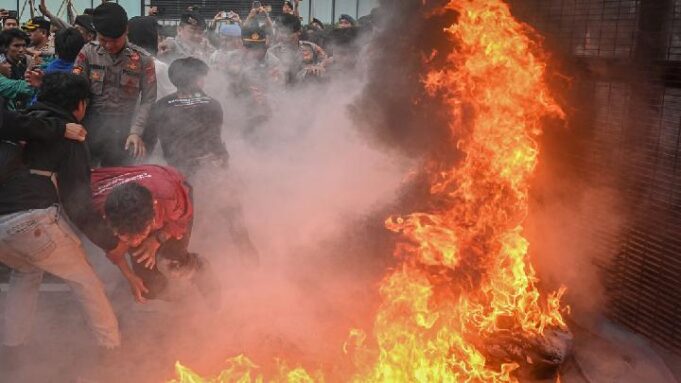 Mahasiswa UNJ Turun ke Jalan, Tuntut Pemerintah dan Rektorat