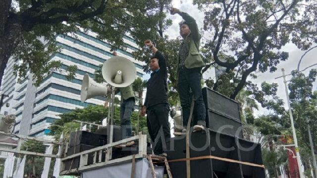 Mahasiswa-UPNVJ-dan-Aliansi-Perempuan-Aksi-Bersama-di-Patung-Kuda