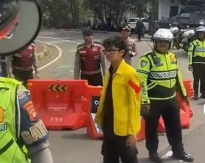 Massa-BEM-UI-Terjebak-di-Semanggi-Aksi-Menuju-Bundaran-HI-Diblokir