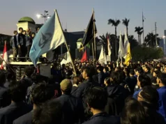 Massa Bertahan di Depan DPR Malam Hari