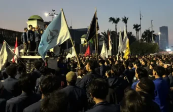 Massa Bertahan di Depan DPR Malam Hari