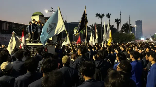 Massa-Bertahan-di-Depan-DPR-Malam-Hari