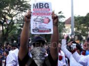 Massa Mahasiswa Tuntut Reformasi di Kantor Gubernur Jateng
