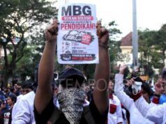 Massa Mahasiswa Tuntut Reformasi di Kantor Gubernur Jateng