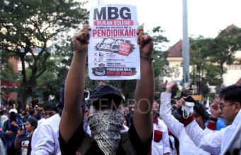 Massa Mahasiswa Tuntut Reformasi di Kantor Gubernur Jateng