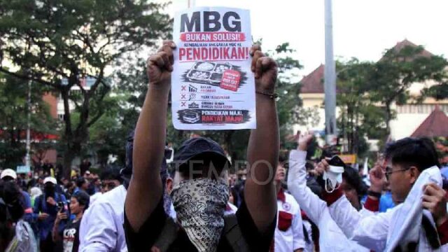 Massa-Mahasiswa-Tuntut-Reformasi-di-Kantor-Gubernur-Jateng