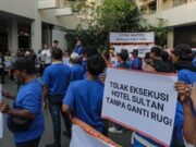 Massa Protes Eksekusi Hotel Sultan di GBK