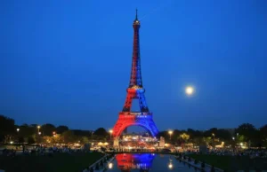 Menara Eiffel Tahan Sambaran Petir Berulang Kali, Ini Rahasia Teknisnya