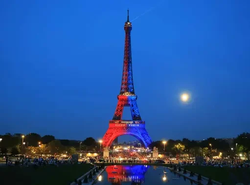 Menara Eiffel Tahan Sambaran Petir Berulang Kali, Ini Rahasia Teknisnya