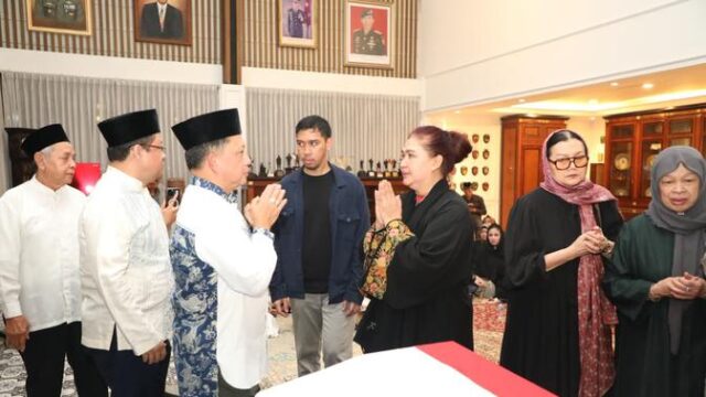 Mendagri-Tito-Takziah-ke-Rumah-Almarhum-Ryamizard
