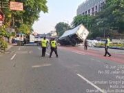 Mobil Box Muatan Plastik Terguling, Daan Mogot Macet Total
