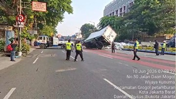Mobil-Box-Muatan-Plastik-Terguling-Daan-Mogot-Macet-Total