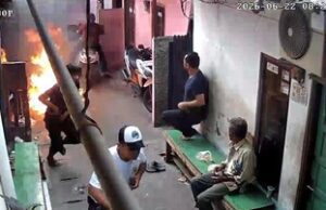 Molotov Salah Sasar, Ibu dan Anak Terjatuh di Koja