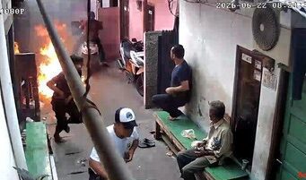 Molotov Salah Sasar, Ibu dan Anak Terjatuh di Koja