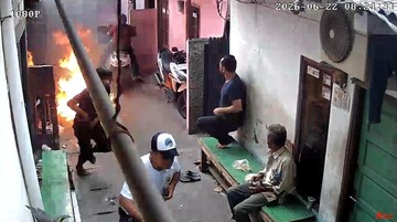 Molotov-Salah-Sasar-Ibu-dan-Anak-Terjatuh-di-Koja