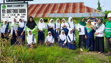 NHM Gelar Aksi Bersih Pantai dan Tanam 19 Pohon