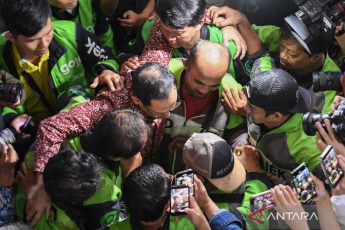 Nadiem Terharu Dukungan Ojol di Depan Pengadilan
