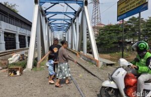 Ojol Nyelonok di Jembatan Rel, KAI: Bisa Maut