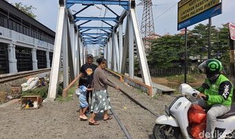 Ojol Nyelonok di Jembatan Rel, KAI: Bisa Maut