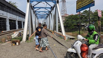 Ojol-Nyelonok-di-Jembatan-Rel-KAI-Bisa-Maut