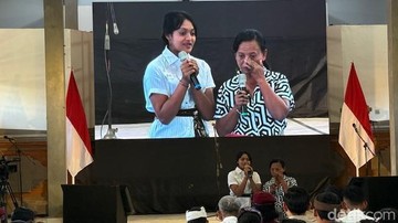Orang-Tua-Menangis-Haru-Terima-Kasih-ke-Prabowo