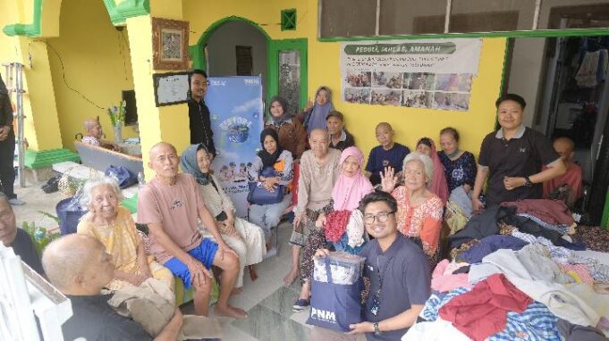 PNM Salurkan 17 Ton Pakaian untuk Disabilitas dan Lansia