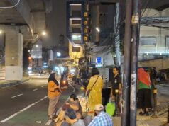 Pak Haji Malam Hari Sebar Rezeki di Trotoar Jakarta
