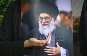 Pemakaman Khamenei Digelar Bertahap, Jutaan Warga Berduka