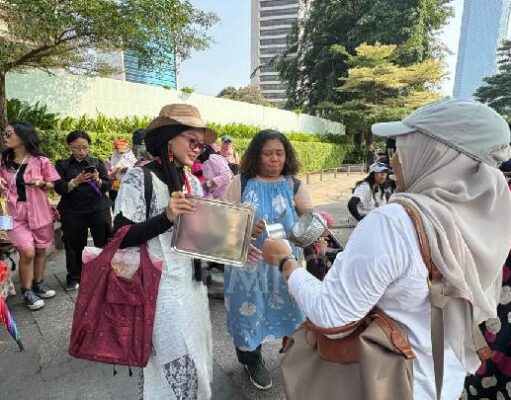 Perempuan Bawa Alat Dapur Tuntut Hentikan MBG