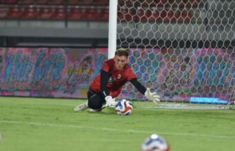 Persib Putus Kontrak Kiper Asing Adam Przybek