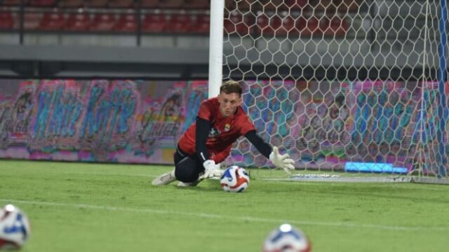 Persib-Putus-Kontrak-Kiper-Asing-Adam-Przybek