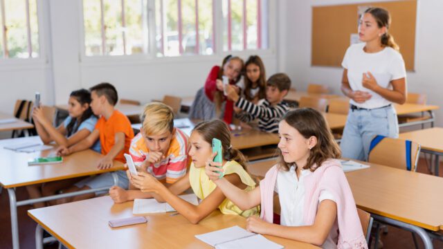 Poland Rencanakan Larang Penggunaan Ponsel di Sekolah