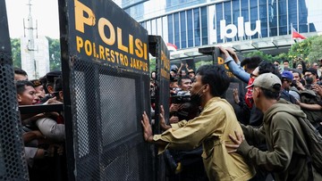 Polisi-Amankan-Dua-Pria-Bawa-Molotov-Saat-Demo-Mahasiswa