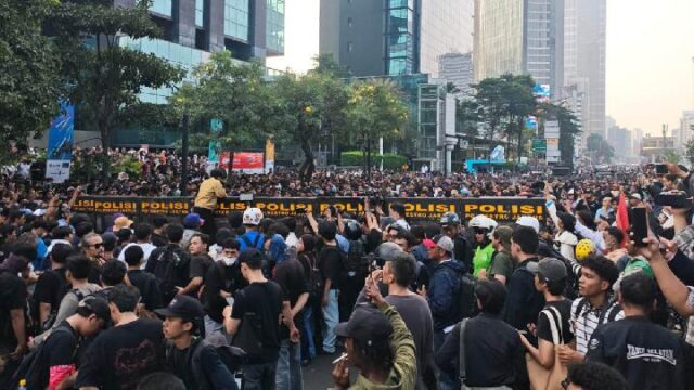 Polisi-Blokade-Aksi-Mahasiswa-Transjakarta-Tosari-Lumpuh