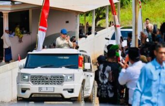 Prabowo Disambut Ribuan Warga di Sampang