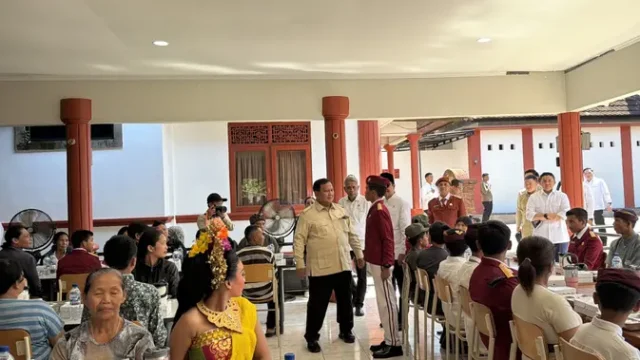 Prabowo-Makan-Bersama-Siswa-Tak-Mampu-di-Bali