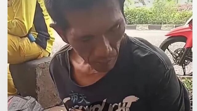 Pria-Tertunduk-di-Trotoar-Jatinegara-Ternyata-Maling-Kabel-PJU