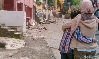 Ratusan Kios Ilegal Dibongkar di Jalur Puncak Cianjur
